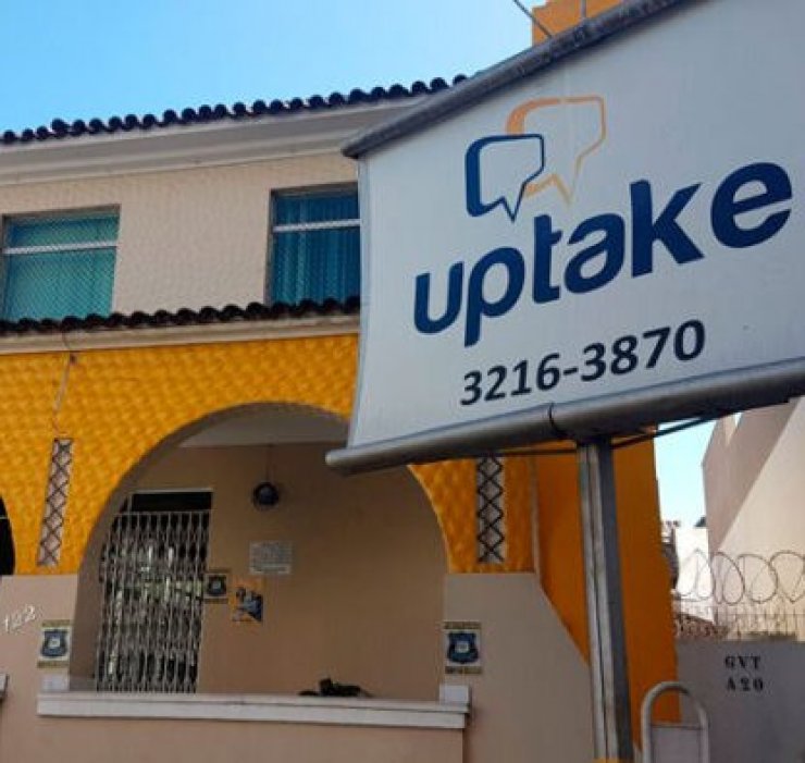 Programa Bilíngue Uptake: Fazendo do inglês uma rotina nas escolas Programa Bilíngue Uptake: Fazendo do inglês uma rotina nas escolas