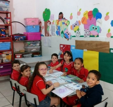 Ensino bilíngue chega a escolas de bairros